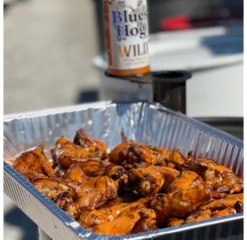 Blues Hog Wild Wing Sauce Squeeze Bottle 24 Oz 8 Blues Hog Wild Wing Sauce Squeeze Bottle 24 Oz -BBQ Verkoop image 1489